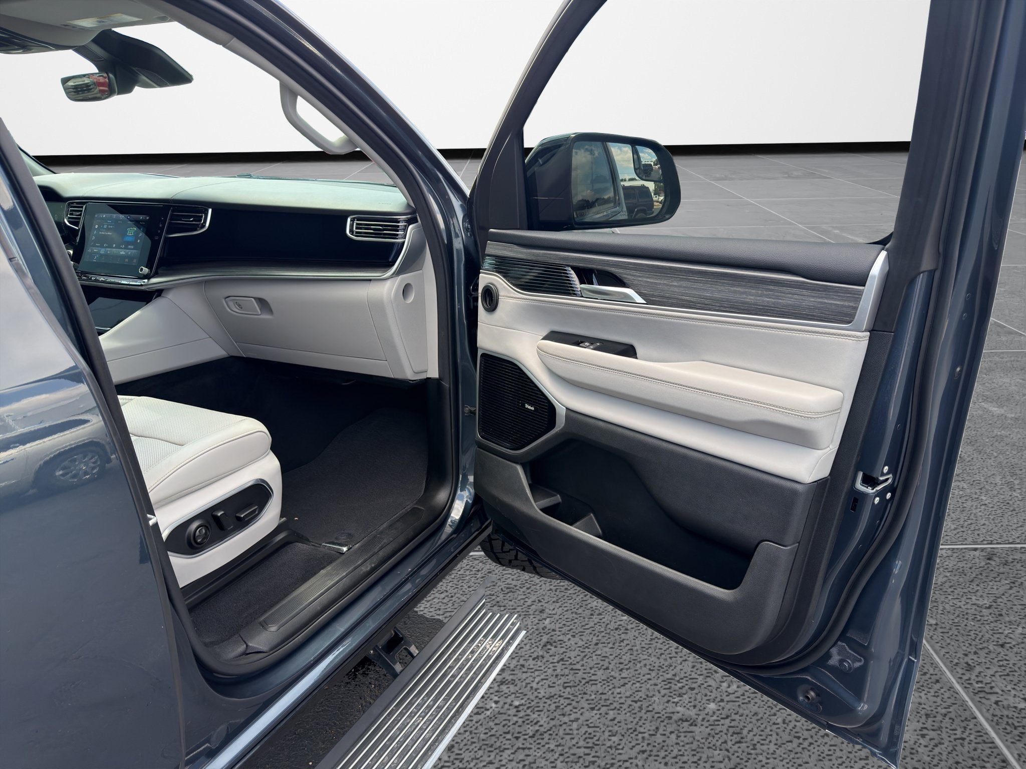 2023 Jeep Wagoneer L Series III